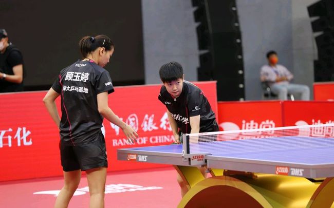 在判定越位 在判定越位